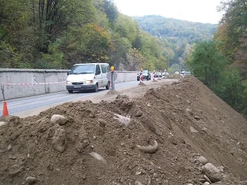Вдигат нова подпорна стена до рухналия път за Банско