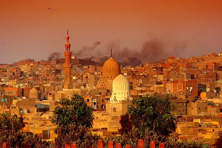 Бомба рани трима в Кайро