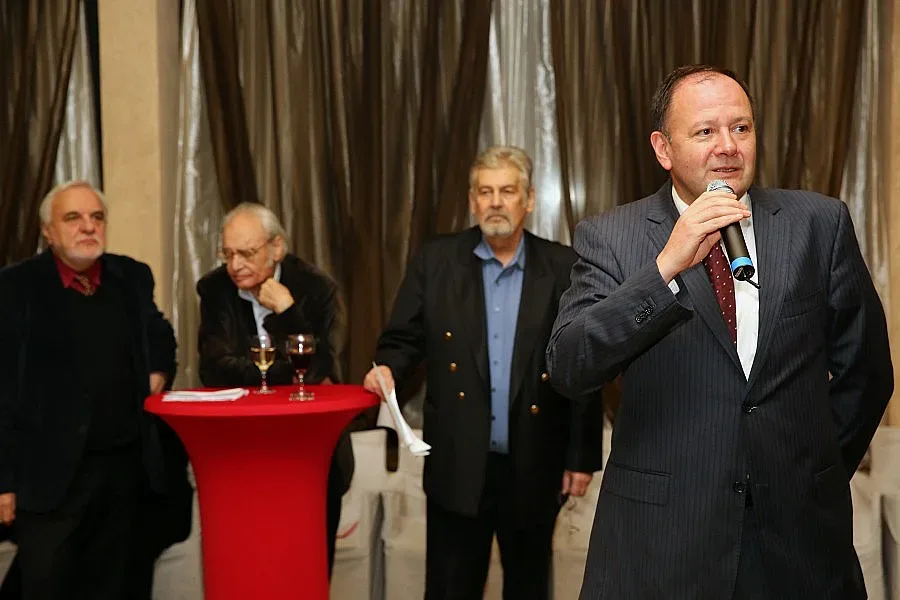 Миков: Поклон пред хората на духа