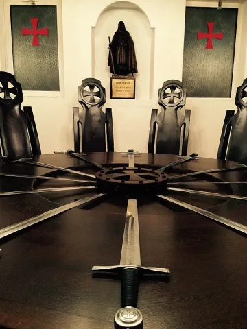 Ралчев сяда в трона на крал Артур