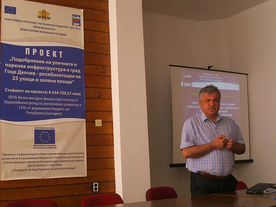 Кмет дари книги на библиотека за Деня на народните будители