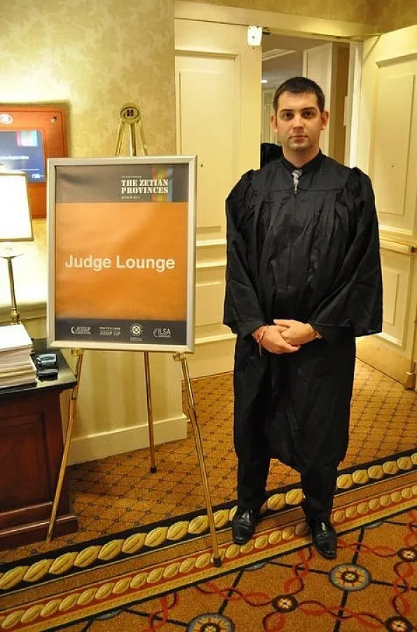 Политик от училищната скамейка