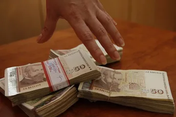 Задържат парите за заплати на 4,5 млрд.