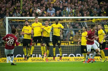 Феновете на Борусия възхитиха с транспаранти срещу расизма 