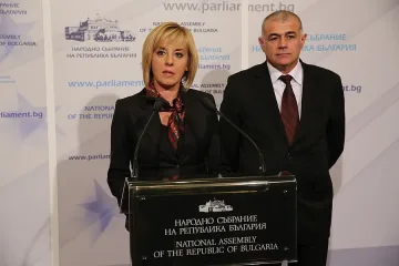Манолова: Да продължи по-ранното пенсиониране за 100 хил. души, работещи при тежки условия