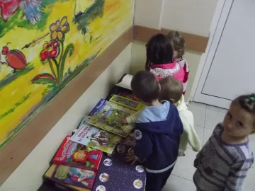 Банка подари детски книжки на малчугани в болница