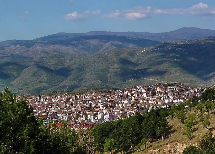 Иззеха дрехи менте от бутици в Сандански