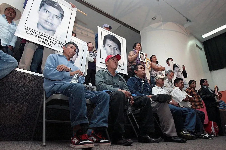 Стотици демонстранти атакуваха правителствена сграда в Мексико