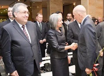 Сакскобургготски раздаде десетки автографи