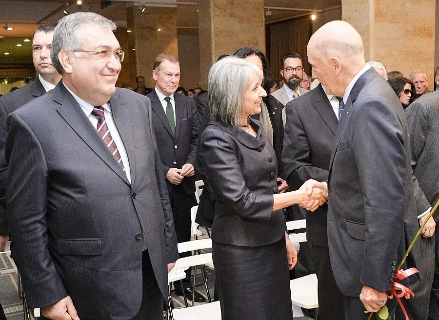 Сакскобургготски раздаде десетки автографи