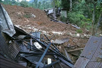 Над 100 са жертвите на свлачището в Шри Ланка