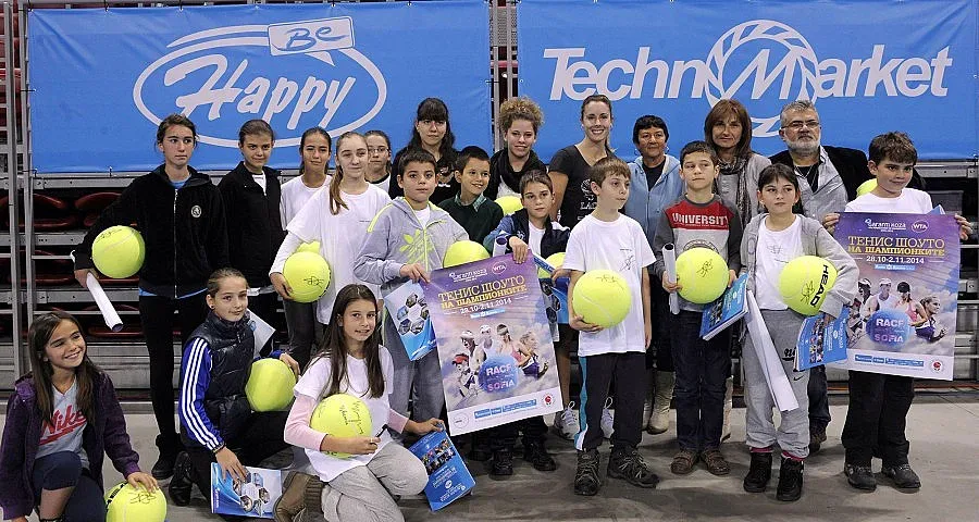 Деца пътуват 5 часа за среща с Ализе Корне