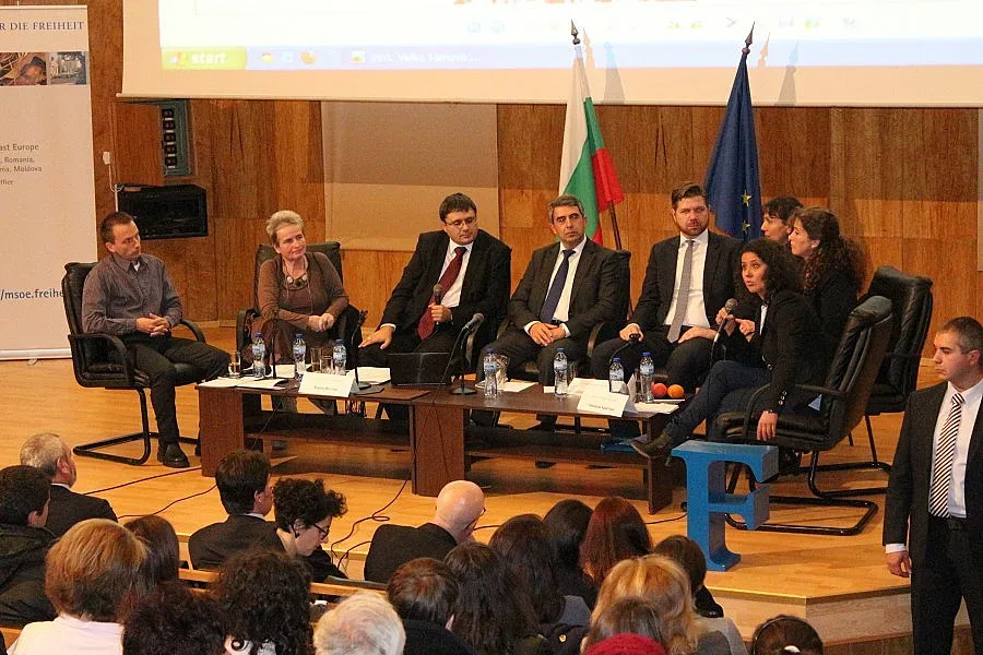 Президентът към студенти: Първо смели, после образовани