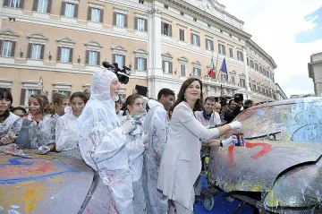 Шефката на италианския парламент рисува с БГ художници