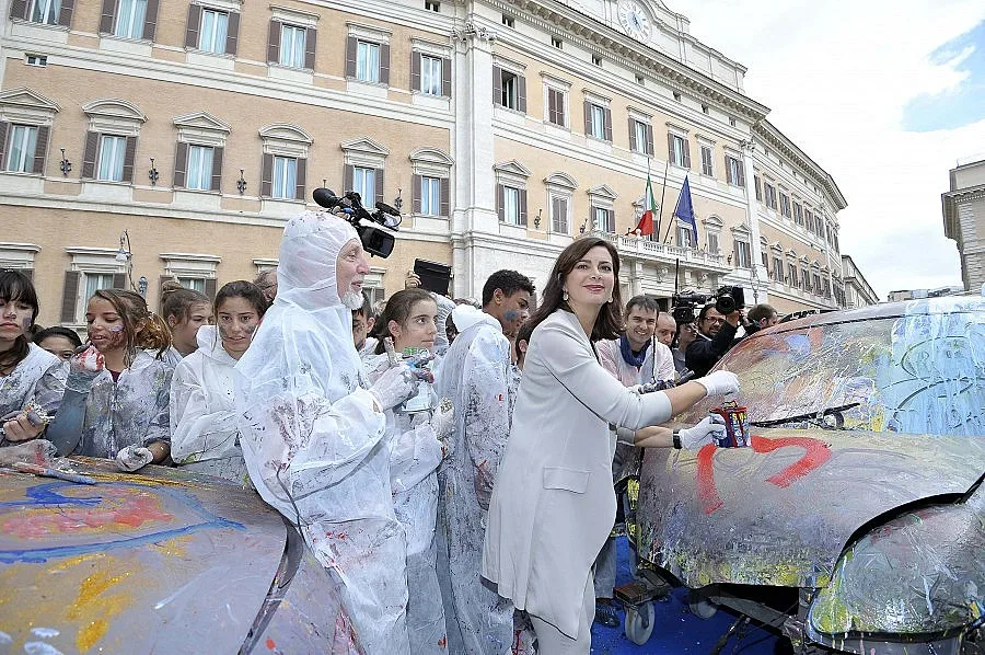 Шефката на италианския парламент рисува с БГ художници