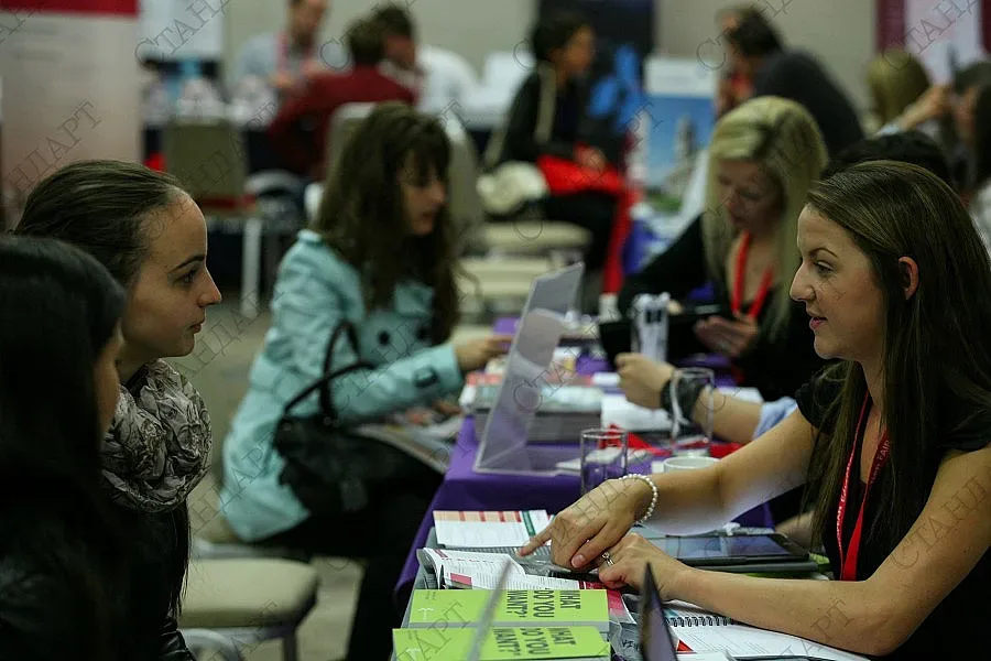Всеки трети си почива след университета