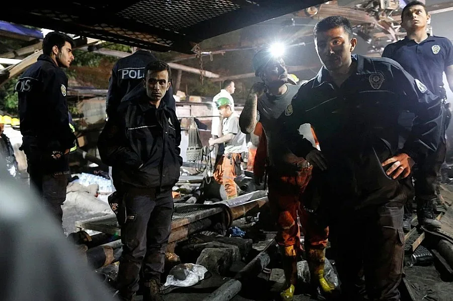 Над 20 работници са блокирани в срутена мина в Турция