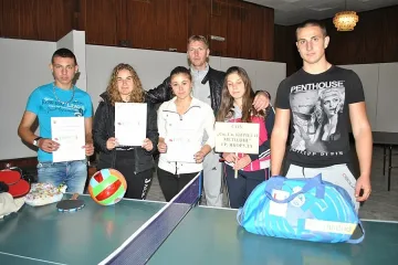 Ученици играха тенис на маса за 102 г. свобода