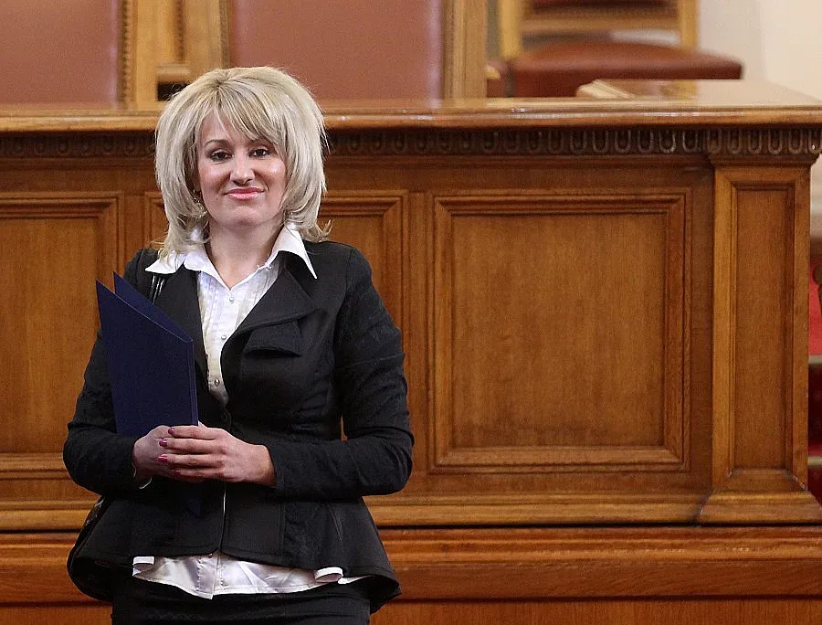 Баракова сама на последния ред