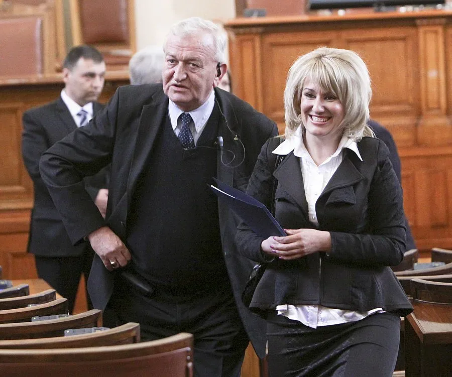 Графит и перли в парламента