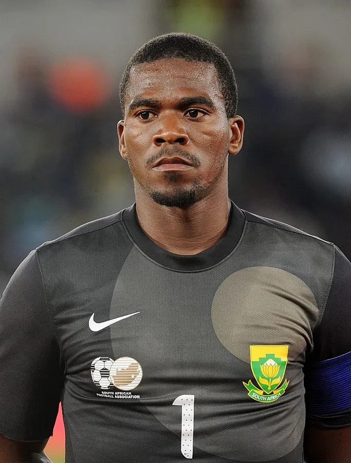 Вратарят Сензо Мейива защитавал приятелката си