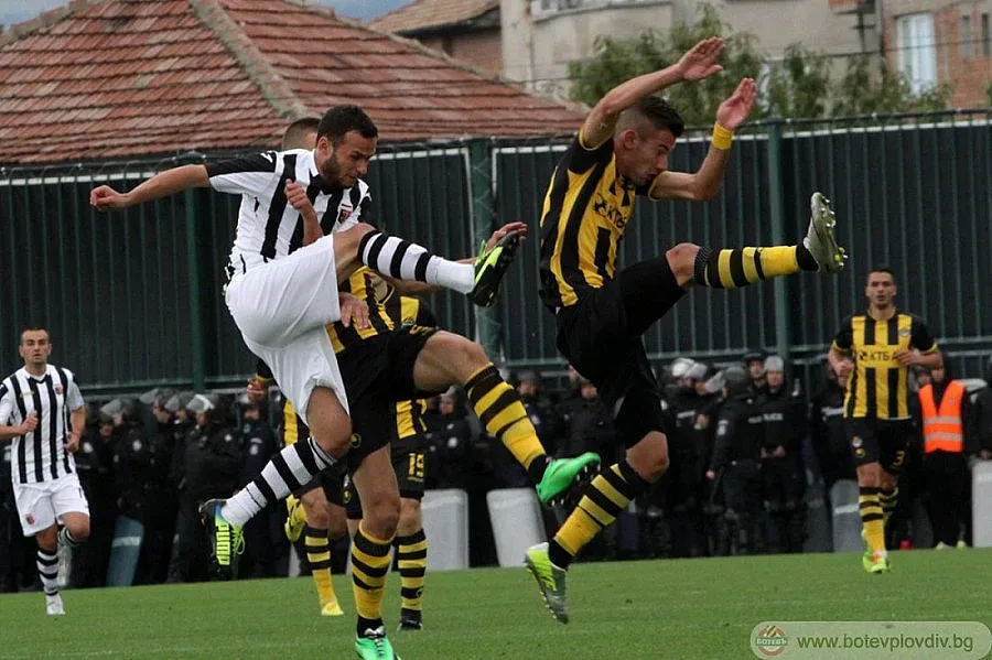 "Ботев" пази Камбуров с двама катаджии