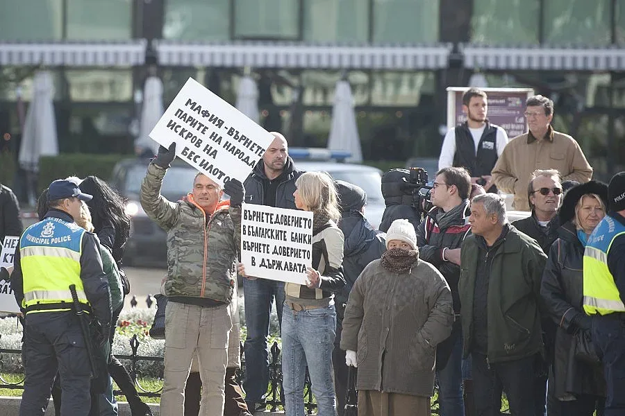 Вложители в КТБ опитаха да влязат в парламента