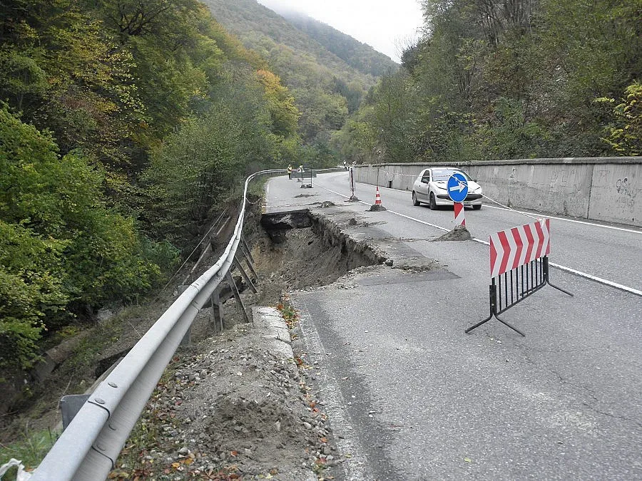 700 кубика скали укрепиха рухналия път за Банско
