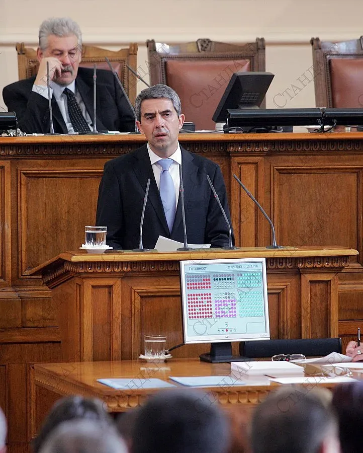 Президентът: Кризата да отстъпи място на отговорни действия