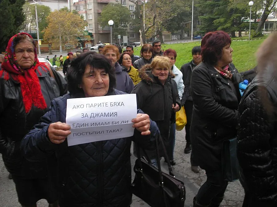 Миряни от две села протестираха пред старозагорската митрополия