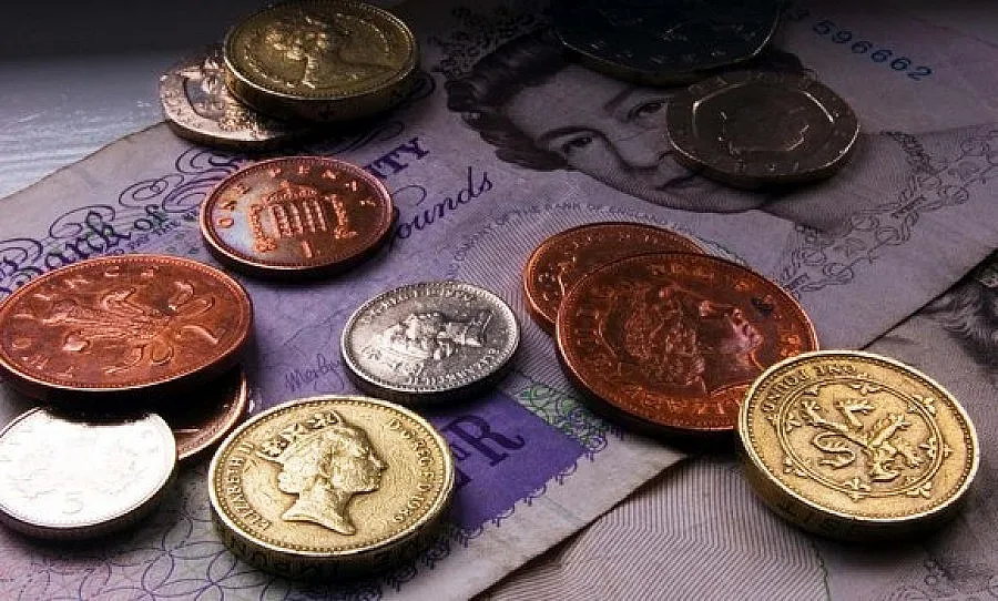 Хиляди британци издават близките си на данъчните