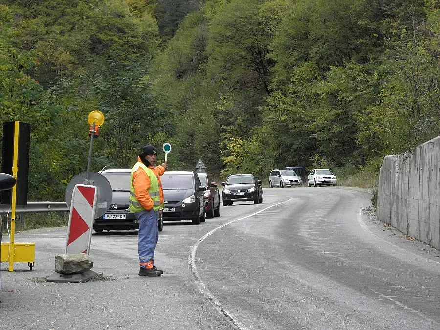 Пуснаха камионите през прохода Предел