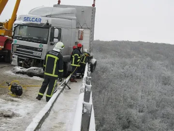 Спасиха ТИР, надвиснал над 30-метрова бездна (СНИМКИ)