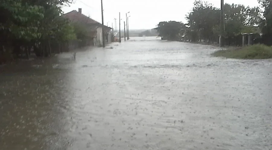Скапана стока и безводие след наводнението в Хасково
