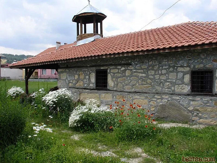 Митрополит освети спасена от разруха 4-вековна църква