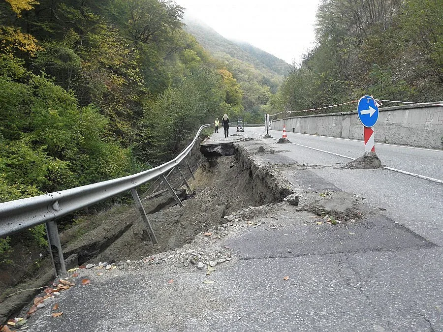 Подпират рухналия път за Банско със скали