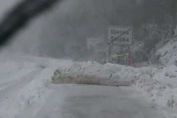 До метър сняг на Шипка