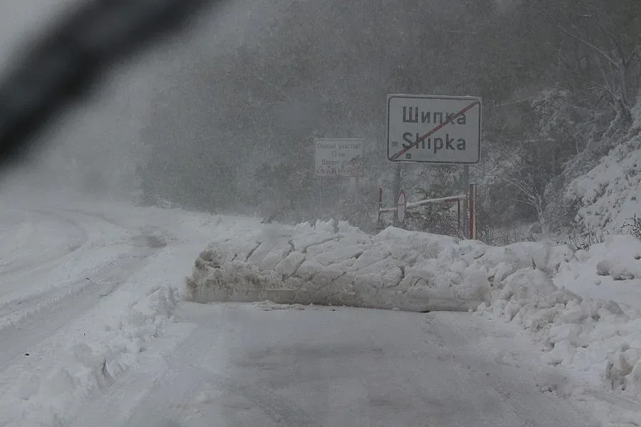 До метър сняг на Шипка