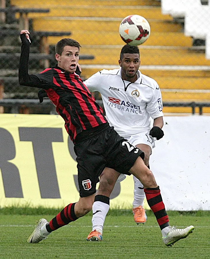 Феновете на "Славия" поискаха яка чистка