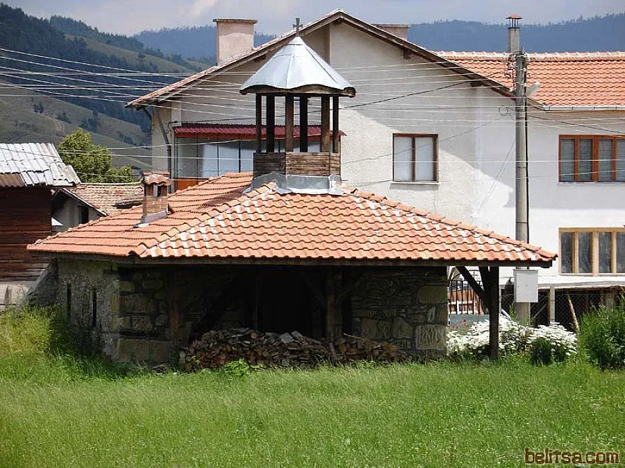 Владика освещава уникална църква на храмовия й празник