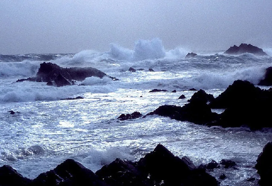 Ураганен вятър разбуни морето