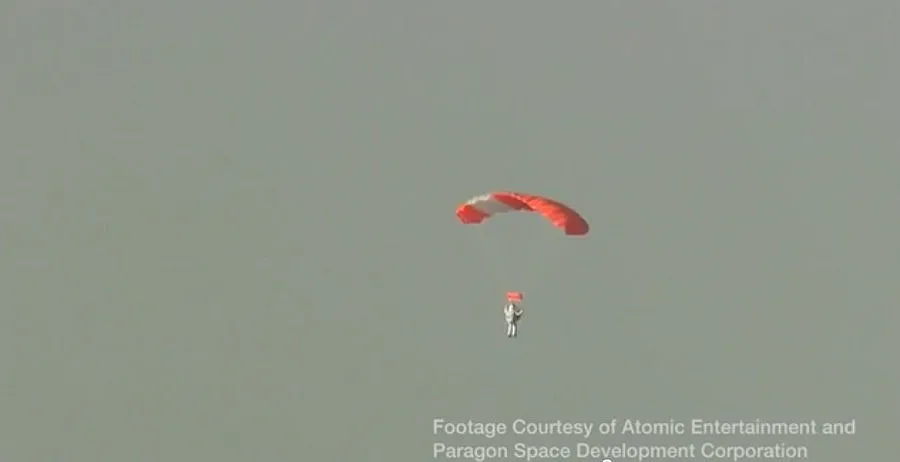 ВИДЕО: Шеф в Google счупи рекорд за скок с парашут