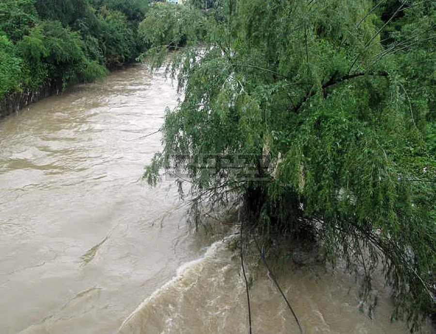 Река Хасковска преля и наводни десетки къщи
