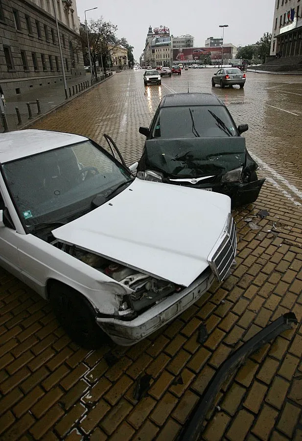 "Мерцедес" и "Форд" се удариха на жълтите павета