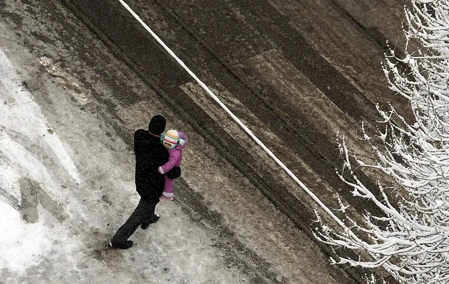 България побеля, снегорини почистват пътищата 