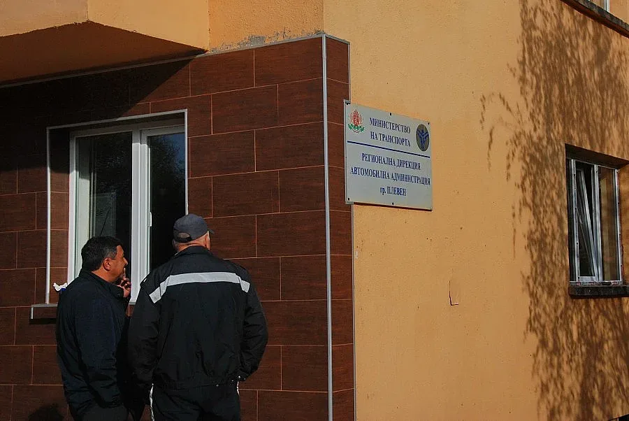 Бивши ченгета превърнали ДАИ в машина за пари