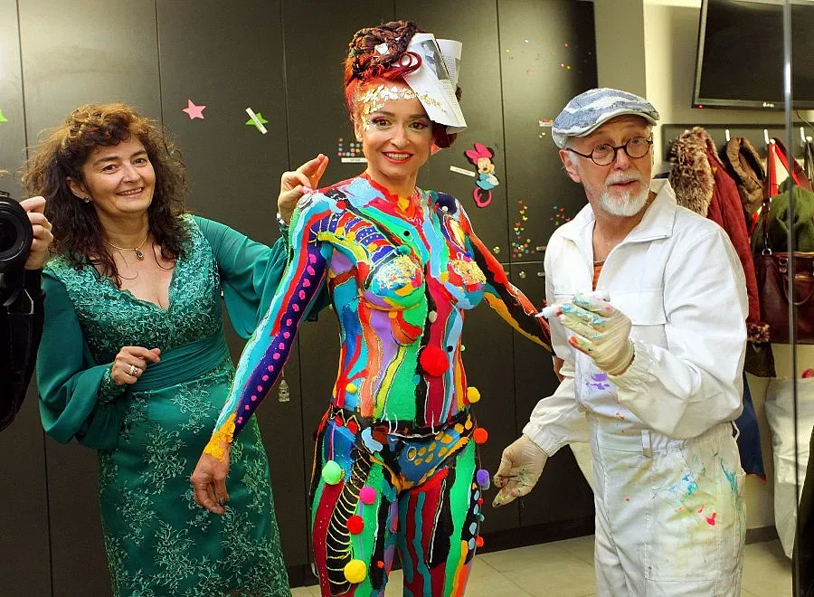 Яхнаджиев рисува на любовно парти