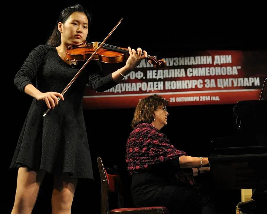 Цигулари от 4 държави се състезават в конкурса „Недялка Симеонова"