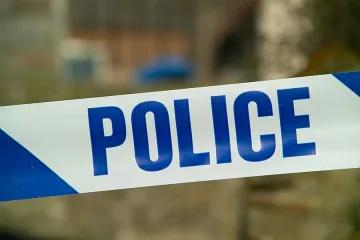Мъж нападна с брадва позиращи за снимка полицаи в САЩ