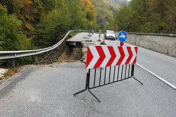Дъждът събори 6-метрова подпорна стена на пътя за Банско